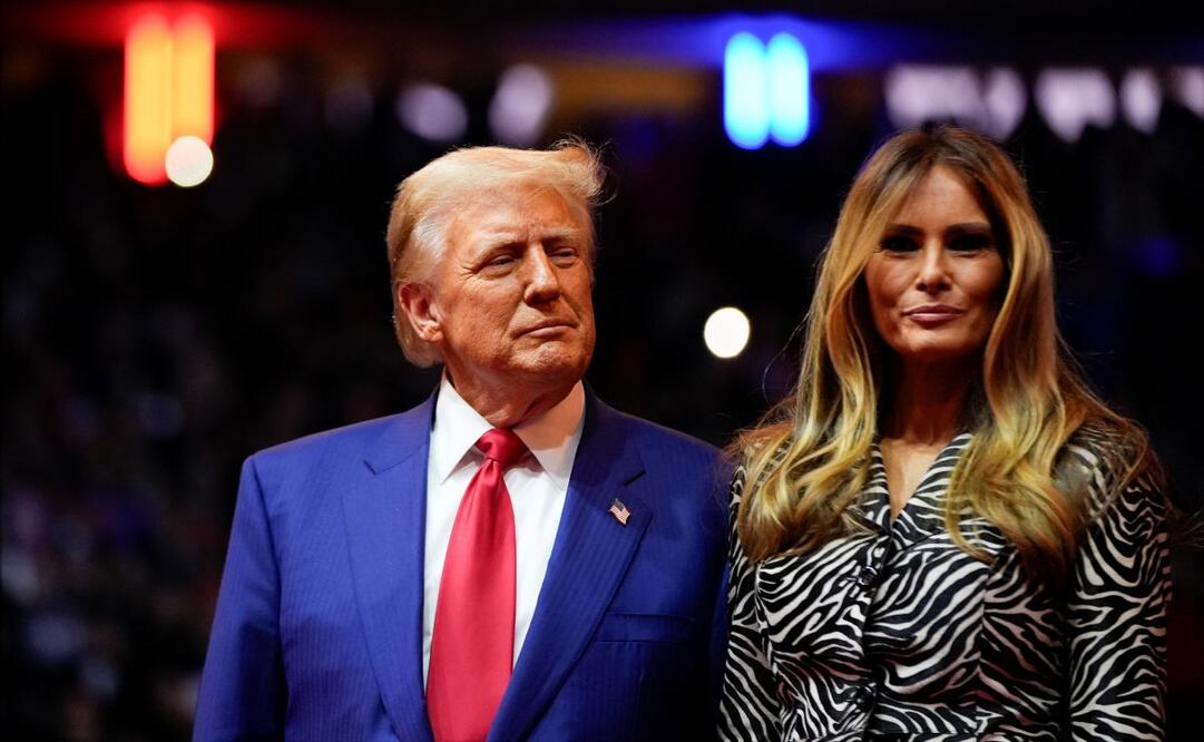 El ganador de las elecciones presidenciales en EU, Donald Trump, mira a la exprimera dama Melania Trump en un mitin de campaña en el Madison Square Garden, el domingo 27 de octubre de 2024, en Nueva York. Foto: AP