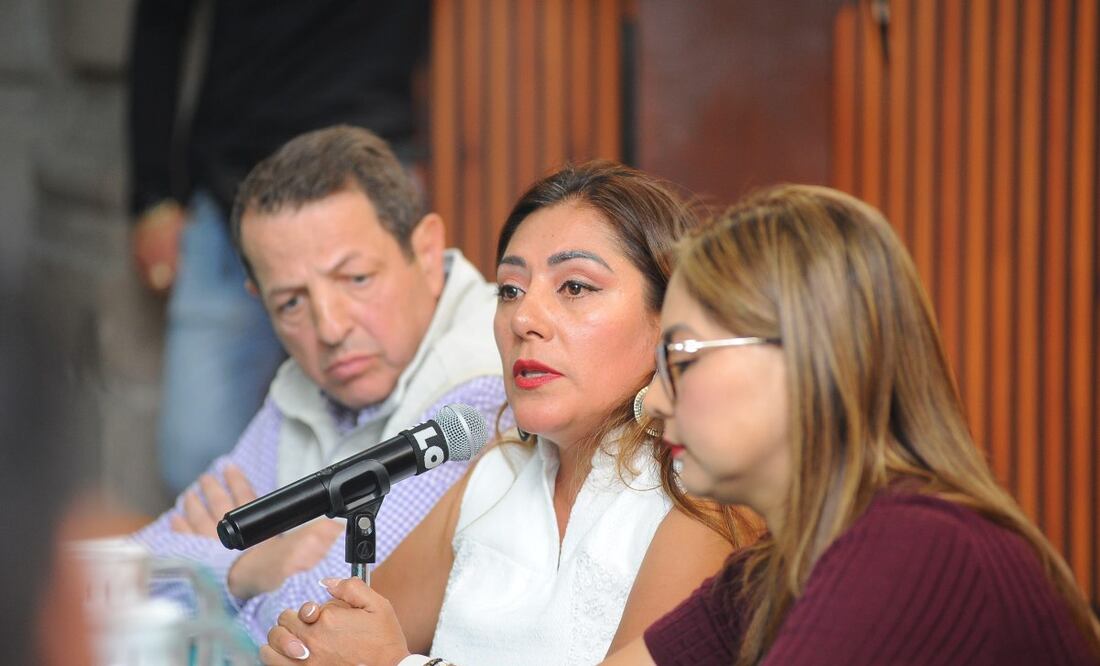Diputados locales se reunieron con locatarios de mercados públicos que se manifestaron la semana pasada a las afueras del Congreso local. Foto: Especial.
