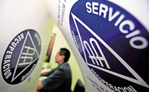 AA: la historia detrás del triángulo azul