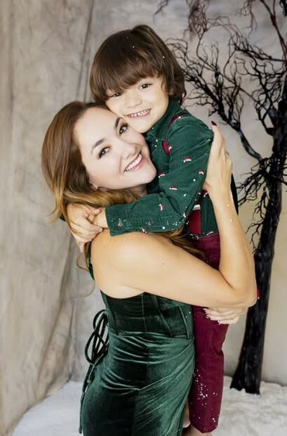 Sherlyn y su hijo André, de 5 años, disfrutan de la temporada decembrina. Foto: Instagram/@chechupezzolanophotography.