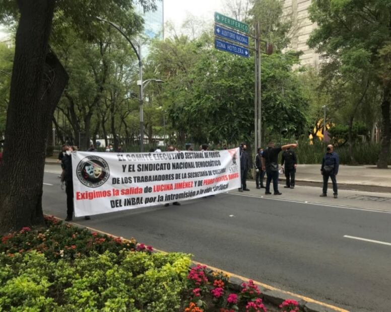 Protestan trabajadores por el Teatro Jiménez Rueda 