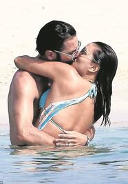 Captan a Eva Longoria y esposo en playa nudista