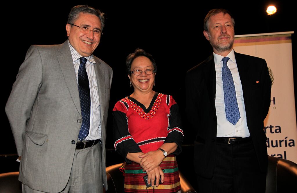 La relatora especial de la ONU sobre los derechos de los pueblos indígenas, Victoria Tauli-Corpuz junto al titular de la CDH en México, Raúl González y del representante de la ONU en México, Jab Jarab (EFE)