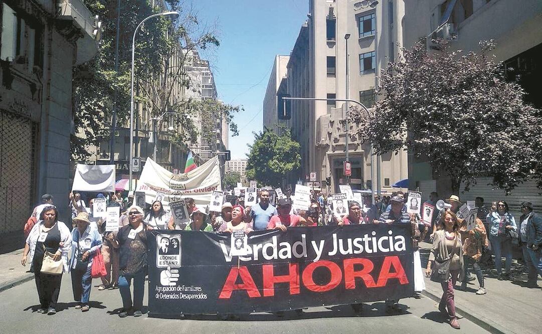 Al grito de “porque vivos se los llevaron, vivos los queremos”, numerosos ciudadanos reclaman por la desaparición de sus parientes en la dictadura de 1973 a 1990 en Chile. Foto: CORTESÍA AGRUPACIÓN DE FAMILIARES DE DETENIDOS DESAPARECIDOS DE CHILE