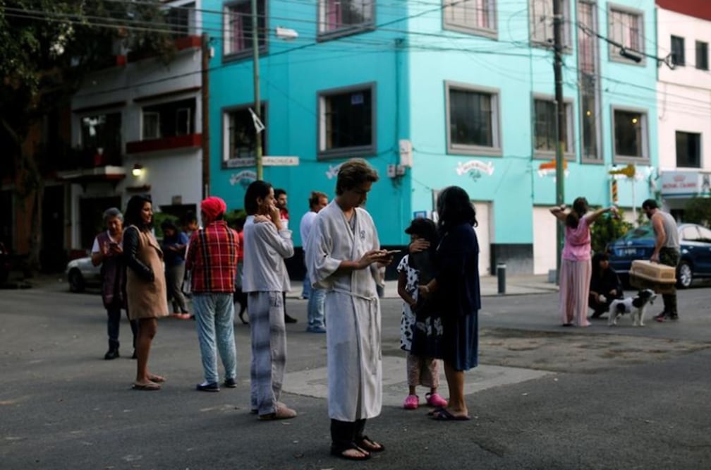 People gather on a street after a tremor was felt in Mexico City – Photo: Claudia Daut/ REUTERS