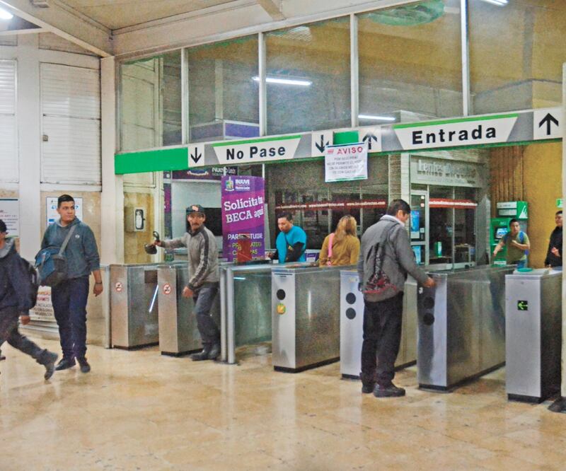 El Metro de Monterrey, Nuevo León, lució ayer con poca gente y la mayoría de los usuarios eran hombres. En este sistema de transporte, en días pasados fueron reportados varios casos de acoso sexual. Foto: EMILIO VÁZQUEZ. EL UNIVERSAL