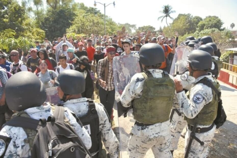 Chocan 382 mil 371 migrantes con muro militar de la 4T