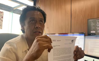 Tras 99 horas atrincherado, sale Marx Arriaga de la SEP tras notificación de despido; "¡no estás solo!", le gritan