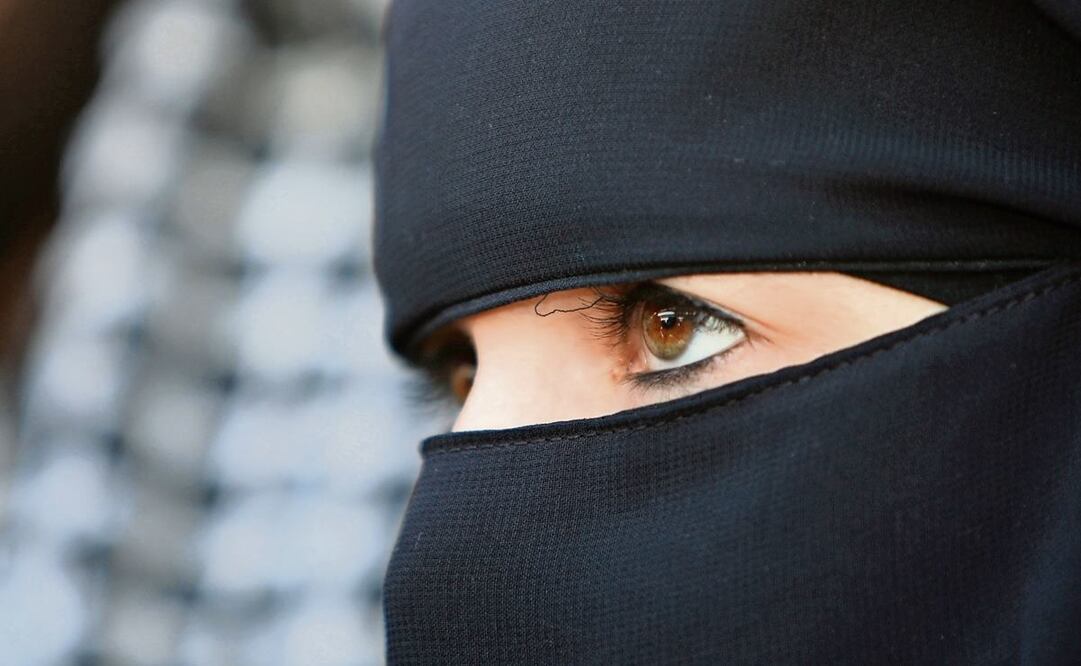 Hace unos años las mujeres obtuvieron el derecho a viajar solas y a manejar en Arabia Saudita - Foto: David Vincent/AP