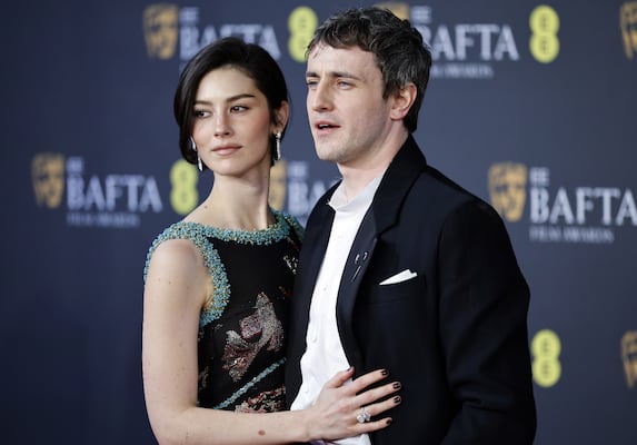 Paul Mescal y Gracie Abrams confirman su relación en la alfombra roja de los BAFTA 2026