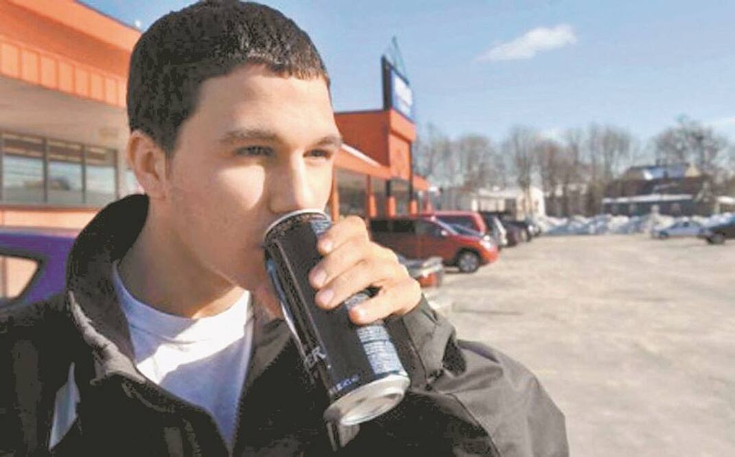 De acuerdo con la propuesta, los fabricantes de energizantes redujeron la cantidad de cafeína para no entrar en el umbral de la ley y no pagar el IEPS. Foto/ARCHIVO EL UNIVERSAL