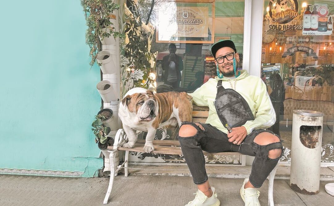 A un día de haber regresado, Emilio se pasea de un lado a otro por la estética Famous Hair Design, propiedad de su dueño, y convive con las personas que pasan por ahí, quienes quieren fotografiarlo a cada momento. Fotos: KEVIN RUIZ. EL UNIVERSAL