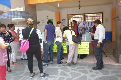 Habitantes de Coyotepec en plantón frente al palacio municipal