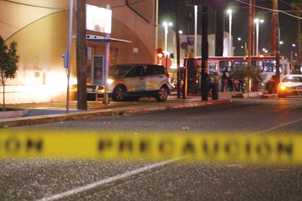 Autoridades resguardaban la zona donde fue asesinado Silvestre de la Toba Camacho, presidente de la CEDH en Baja California Sur, y su hijo. (CORTESÍA LUIS ROLDÁN/ NBCS NOTIC IAS)