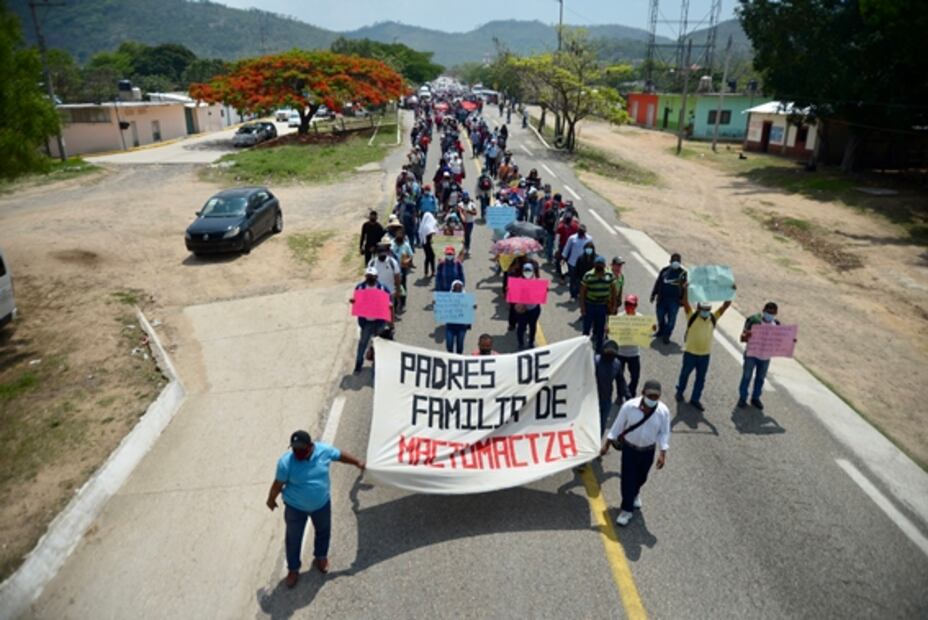 Maestros y estudiantes protestan para pedir la liberación de los normalistas de Mactumatzá