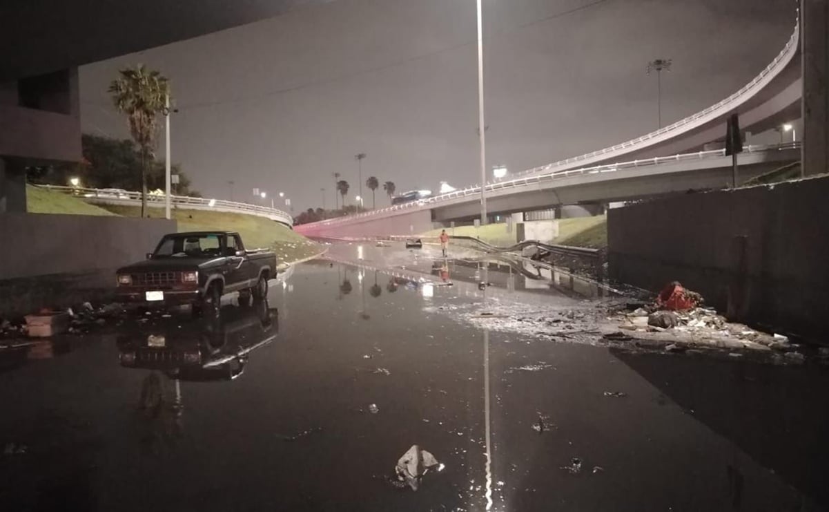 Fuertes lluvias en Monterrey dejaron una persona muerta, inundaciones y decenas de vehículos varados durante la madrugada de este viernes.

La víctima fue arrastrada por la corriente en un canal pluvial de la colonia Barrio del Prado.