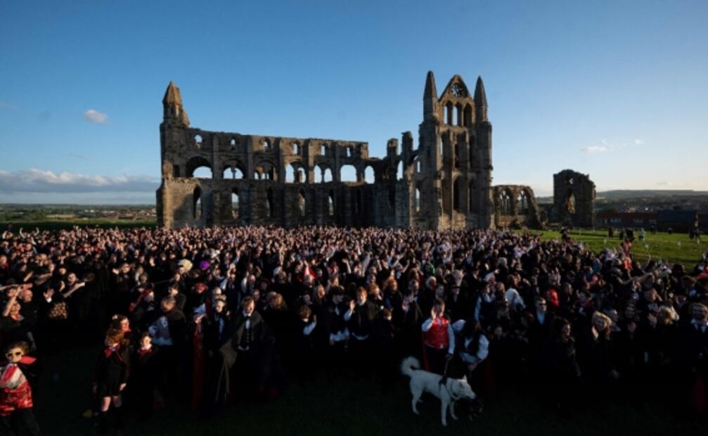 La novela "Drácula" convoca a cientos de personas a vestirse de vampiros y ¡rompen récord!