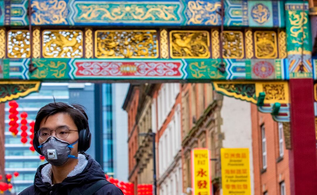 Miembro de la comunidad china en Manchester con un cubrebocas - Foto: Press Association via REUTERS