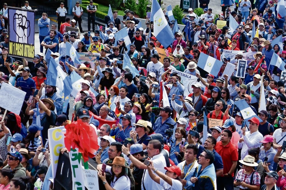 Asistentes a una manifestación para exigir la renuncia de la fiscal general Consuelo Porras y del fiscal Rafael Curruchiche en la Ciudad de Guatemala, el 20 de octubre pasado. Foto: AFP