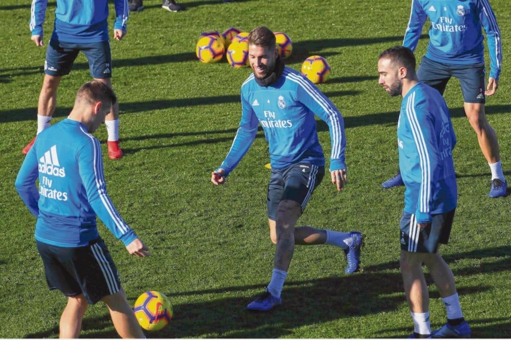 El central merengue, Sergio Ramos, a frenar al Real Sociedad (Fernando Alvarado.EFE)