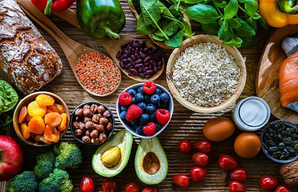 Los nutrientes presentes en algunos alimentos ayudan a proteger las células del cerebro frente al envejecimiento. Foto: Unsplash