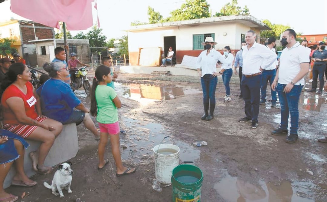 El gobernador de Sinaloa, Quirino Ordaz Coppel, recorrió La Concha, en Escuinapa, en donde hay 500 damnificados. Foto: Especial