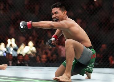 David Martínez, médico del IMSS, debuta con triunfo su andar en la UFC; el peleador noqueó a su rival