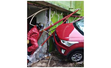 Autos arrastrados y bardas derribadas, saldo por lluvias en Nicolás Romero