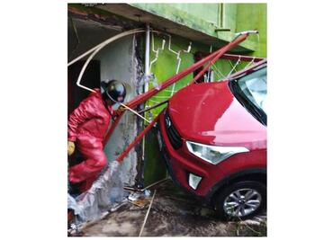 Autos arrastrados y bardas derribadas, saldo por lluvias en Nicolás Romero