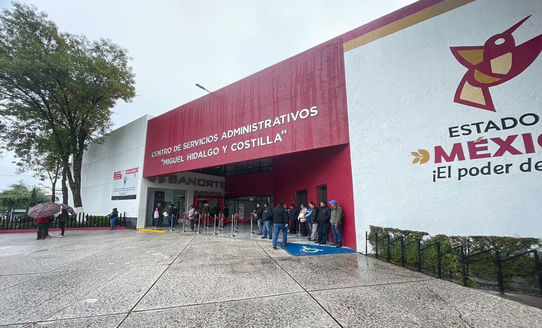 Reemplacamiento Edoméx 2024 inicia con dudas y baja afluencia en Toluca; automovilistas buscan información. Foto: Claudia González