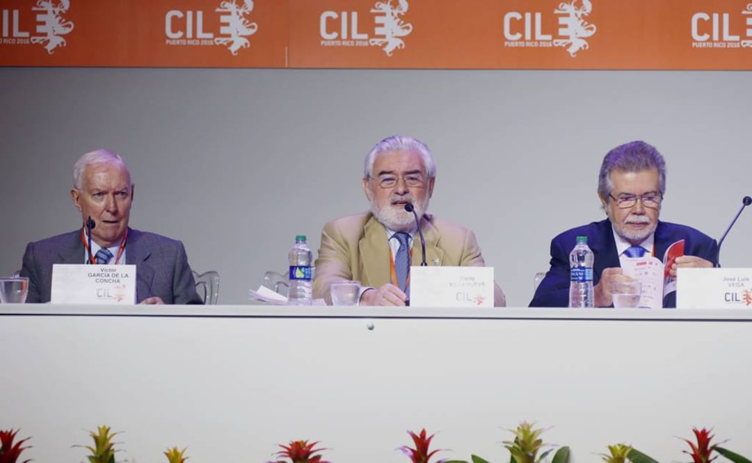 García de la Concha, Villanueva y Mendoza en la sesión plenaria "Hispanoamérica y la esencia de la lengua. Homenaje a la Poesía: Rubén Darío, Juan Ramón Jiménez, Pedro Salinas y Luis Palés Mato". (FOTO: EFE)