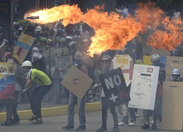 Oposición vuelve a marchar en Venezuela entre gases lacrimógenos