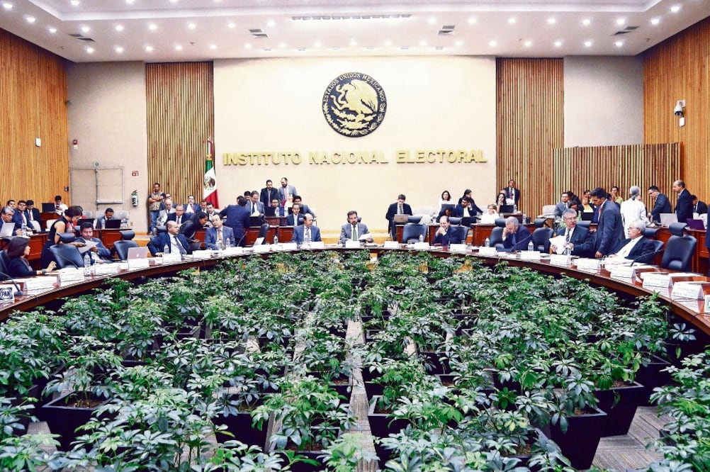 Según el registro de la Dirección Ejecutiva de Administración del INE, en la l i sta hay 33 personas que no han presentado documentación que soporte sus estudios (ARCHIVO EL UNIVERSAL)