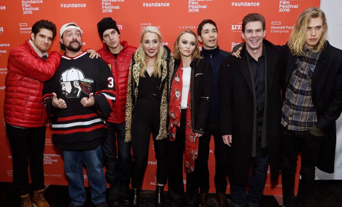 El director Kevin Smith (segundo a la izquierda), junto al elenco de la cinta "Yoga Hosers". (FOTO: AP)