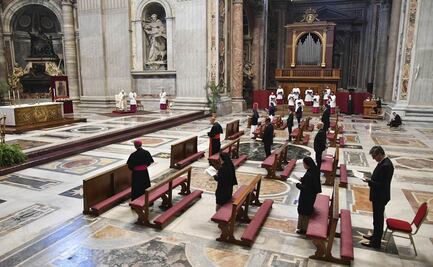 El papa honra en Jueves Santo a los "santos" que luchan contra la pandemia