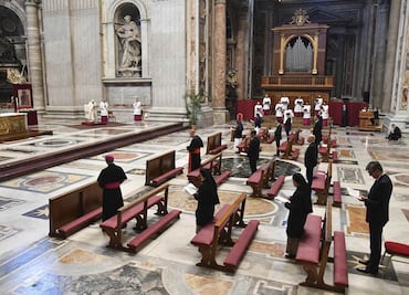 El papa honra en Jueves Santo a los "santos" que luchan contra la pandemia