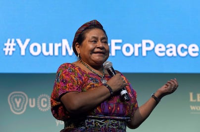 Rigoberta Menchú prepara tortillas a mano en casa de Yucatán
