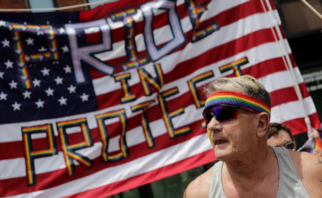 Una persona asiste a la Marcha del Orgullo de Nueva York el 29 de junio de 2025. Foto: AFP