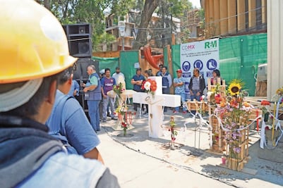 Dejan a un lado su miedo para construir hogares