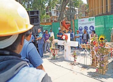 Dejan a un lado su miedo para construir hogares