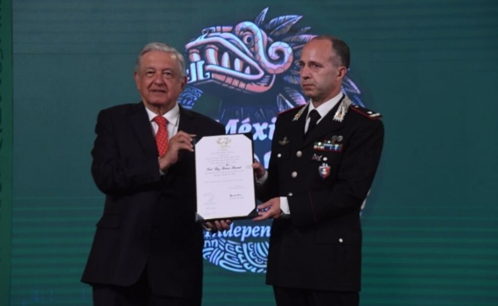 AMLO entrega condecoración a comandante de carabineros de Italia por rescate de arte de México