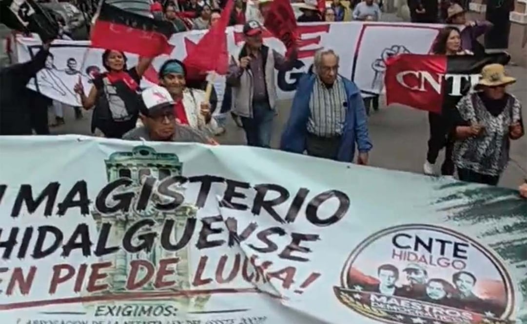 Marchan en Pachuca integrantes de la CNTE; amagan con sumarse al paro y protestar durante el mundial. Foto: Especial.
