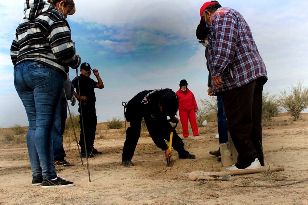 Desde enero de este año, un grupo de familiares de desaparecidos pertenecientes al Grupo Vida de Torreón, hastiados de la nula investigación de las autoridades, emprendieron un ejército propio de búsqueda. 