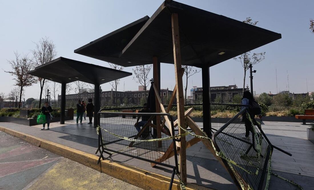 En el Vale de Toluca hay paraderos inservibles, en algunos casos con puestos de comida, locales ambulantes que se han apropiado de ellas, e incluso las han cercado. Foto: Jorge Alvarado / EL UNIVERSAL