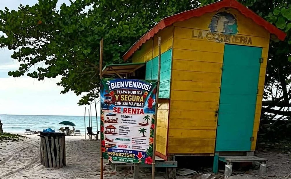 Habitantes y turistas denunciaron que un extranjero instaló palapas sin permiso oficial ni concesión federal, y exige pagos para usar zonas de sombra ya que de lo contrario impide el paso a la playa.
Foto: Especial.