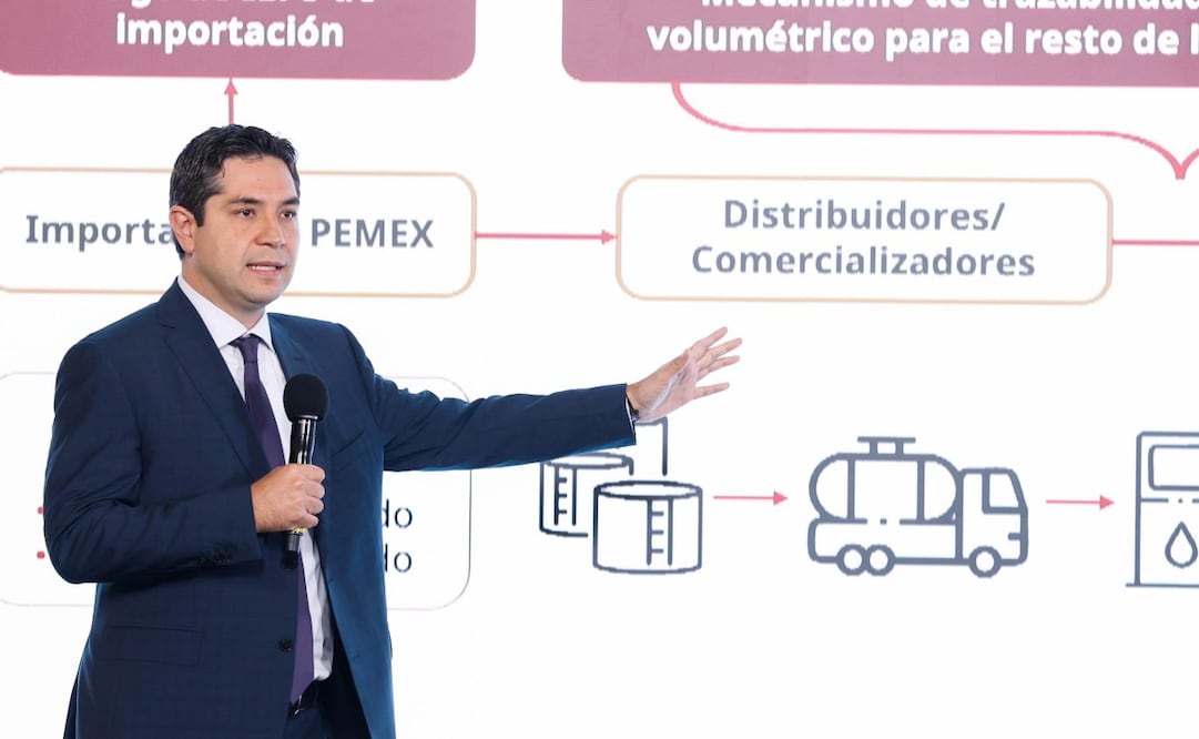 Antonio Martínez, jefe del SAT, indicó que un eje clave es el combate a empresas que emiten facturas falsas. Foto: Diego Simón Sánchez/ EL UNIVERSAL