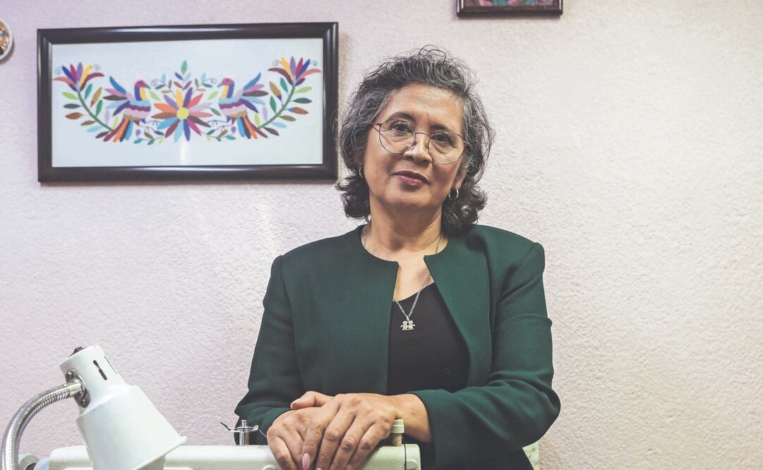 La diseñadora Olivia Trujillo (izq.) y la artesana zapoteca Claudia Vásquez dieron vida al vestido que la Presidenta utilizó durante su toma de posesión; la modista creó la prenda según el estilo de la Mandataria con bordados que tienen el sello indígena de Oaxaca. Foto: de Edwin Hernández y Gabriel Pano. EL UNIVERSAL.