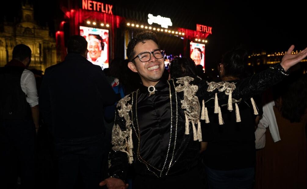 Seguidores se disfrazan como Juan Gabriel con trajes brillantes. Foto: Hugo Salvador/EL UNIVERSAL.