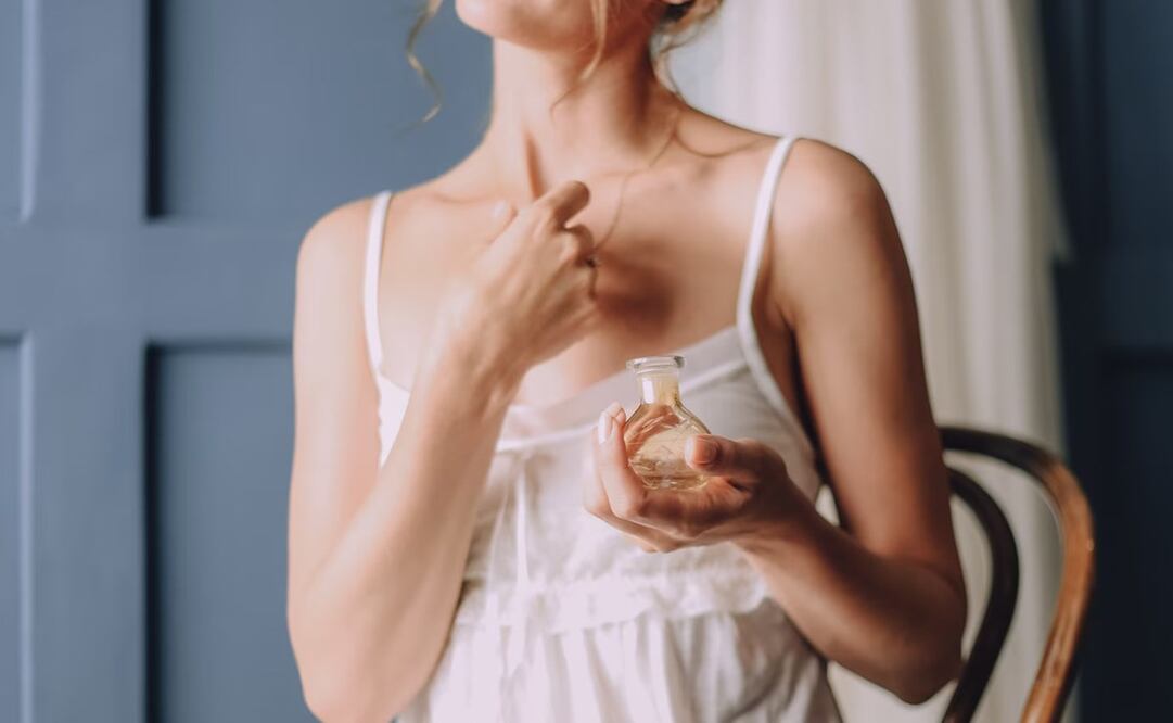 Haz que tu perfume dure más utilizándolo de manera correcta. Foto: Freepik