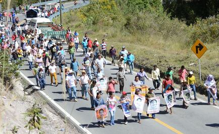 Normalistas y padres de los 43 marchan a Chilpancingo